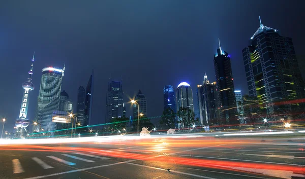 Магистраль мегаполиса в ночные сумерки освещена в шокирующем Китае — стоковое фото