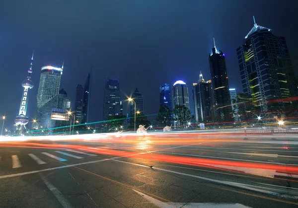 Megacity highway vid natten skymning lätta stigar i shanghai Kina — Stockfoto