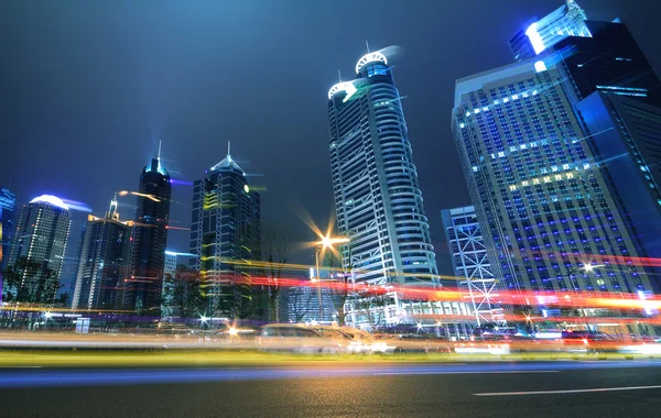 Megacity Highway di notte al crepuscolo sentieri leggeri a Shanghai — Foto Stock