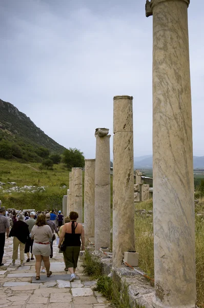 Turystów na starożytnych marmuru utwardzonej ulicy — Zdjęcie stockowe