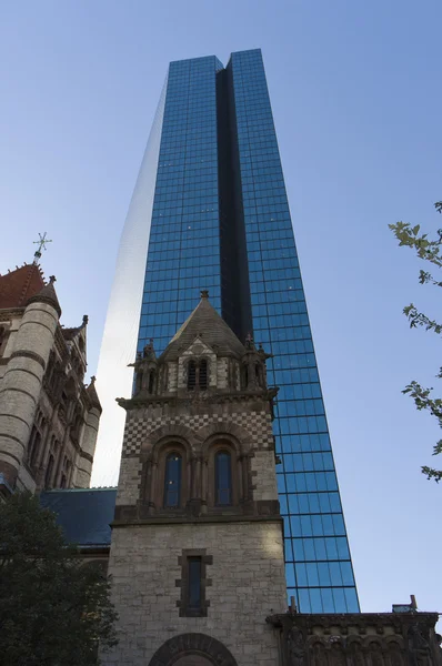 L'église Trinity et la tour bleue Hancock — Photo