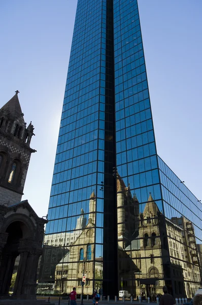Hancock blå tornet och trinity church återspeglar — Stockfoto