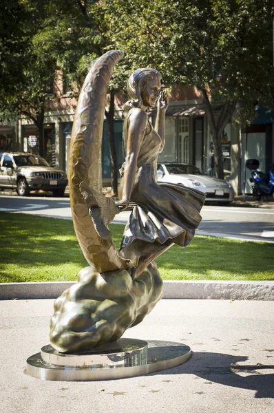 Скульптура ведьмы с метлой — стоковое фото