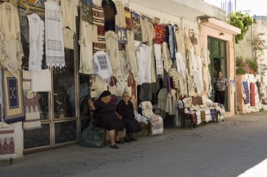 yaşlı bayanlar dükkâncı