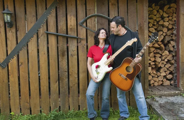 Maduro casal guitarristas — Fotografia de Stock