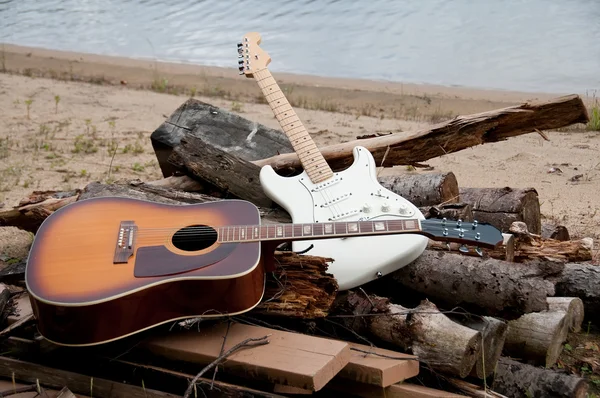 Two guitars on the beach — Stock Photo, Image