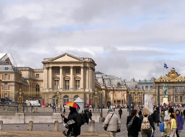 Turystów przed Pałac w Wersalu — Zdjęcie stockowe