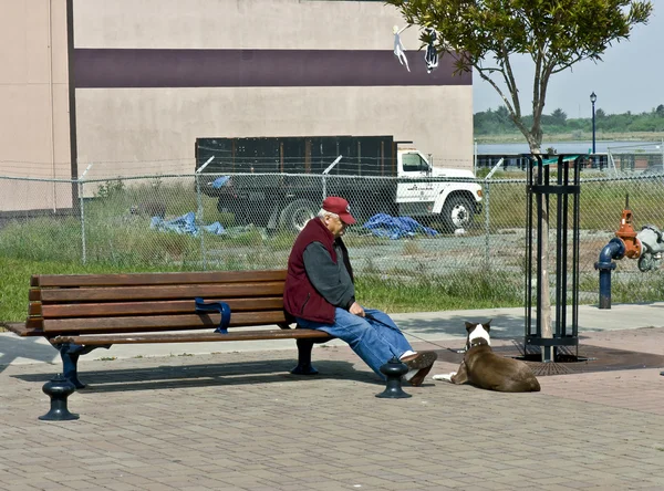 Starszy mężczyzna odpoczynek na ławce — Zdjęcie stockowe