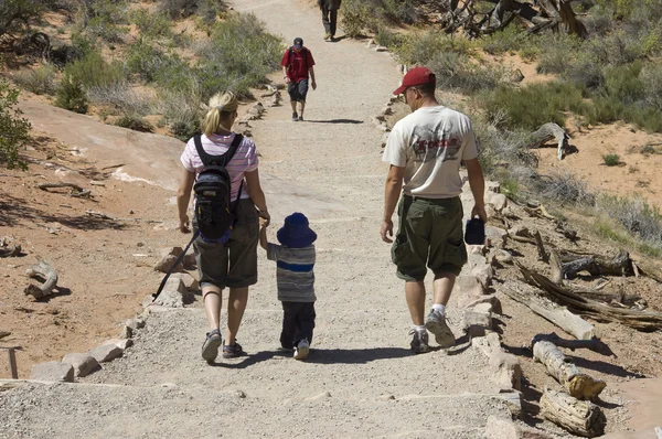 Familie wandelen in het arches national park — Stockfoto