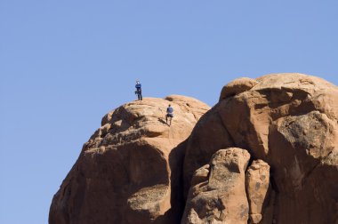 dağcılar arches Ulusal Parkı kayalar üzerinde,