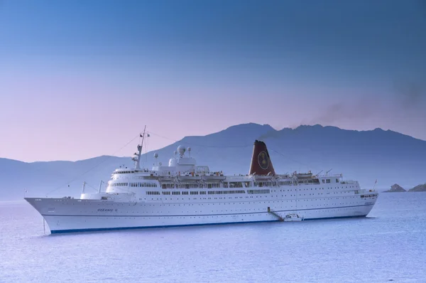Cruiser skepp som seglade på Egeiska havet — Stockfoto