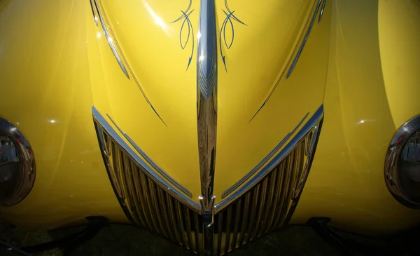 Κίτρινο πουσαρισμένο αυτοκίνητο — Φωτογραφία Αρχείου