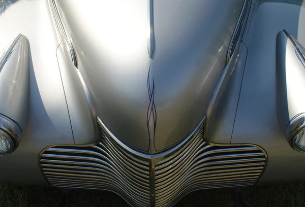 Серебряный классический автомобиль — стоковое фото