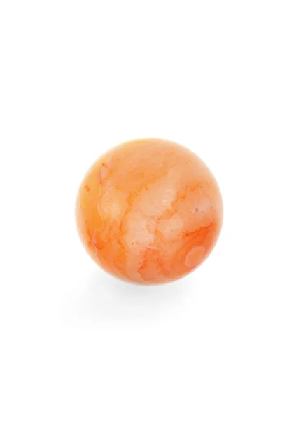Esfera mineral rosa isolada sobre fundo branco — Fotografia de Stock