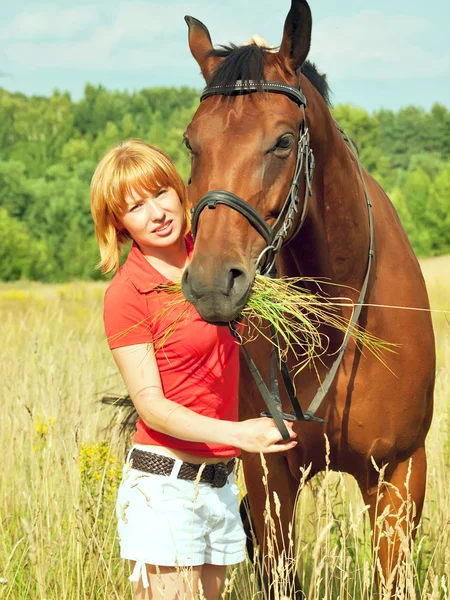 Genç güzel kız onun atı ile — Stok fotoğraf