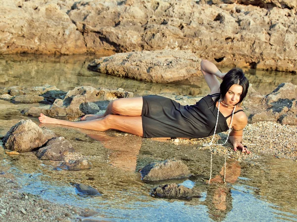 Σεξουαλική γυναίκα κοντά σε βράχια — Φωτογραφία Αρχείου