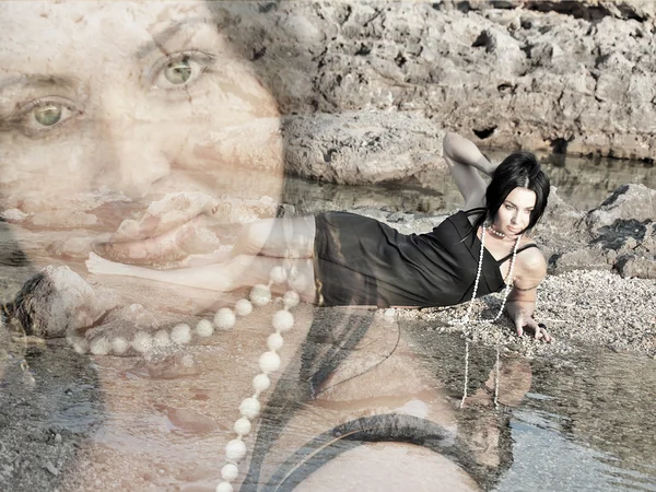 Collage av sexuell kvinna nära klippor — Stockfoto