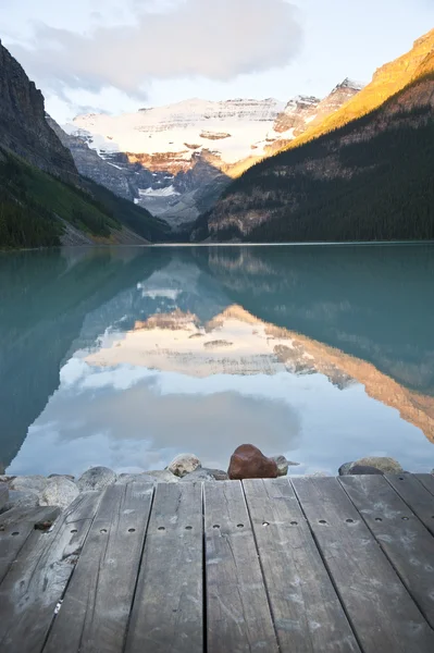 Lake louise bij dageraad — Stockfoto