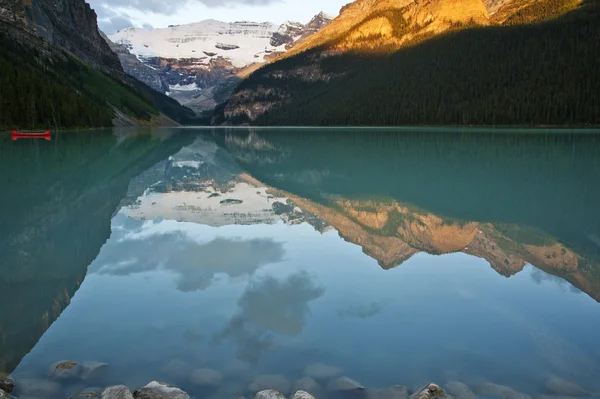 Lake louise bij dageraad — Stockfoto