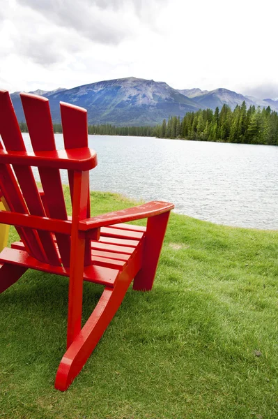 Na židli u jezera beauvert — Stock fotografie