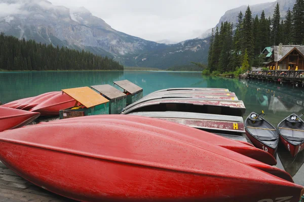 Canoas em Emerald Lake — Fotografia de Stock