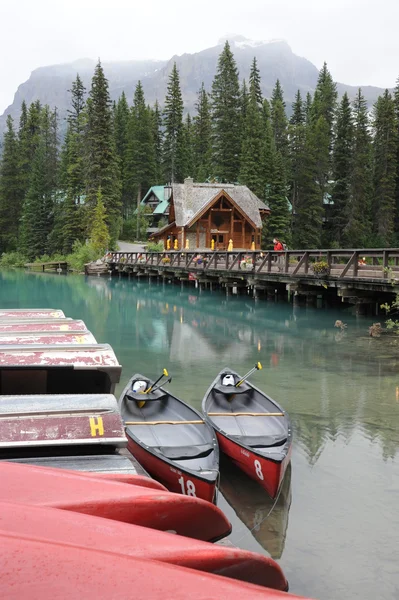 Canoes on Emerald Lake — Stock Photo, Image