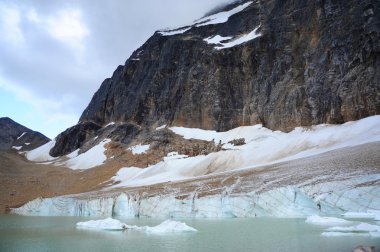 Mount edith cavell ve cavell Göleti