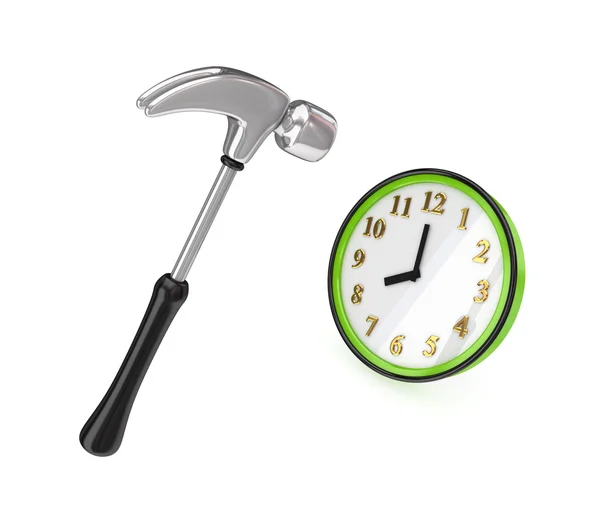 Großer verchromter Hammer trifft eine grüne Uhr. — Stockfoto