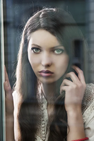 La mujer pensante en la ventana — Foto de Stock