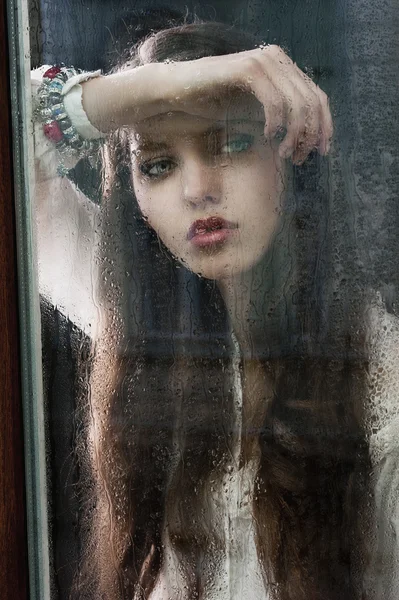 La mujer pensante en la ventana su cabeza descansa sobre el brazo — Foto de Stock