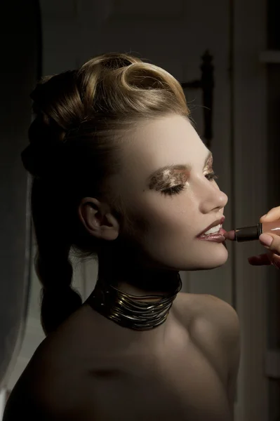 Das Mode-Leopard-Make-up-Mädchen — Stockfoto
