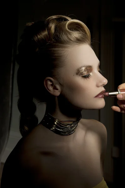 The fashion girl getting makeup — Stock Photo, Image