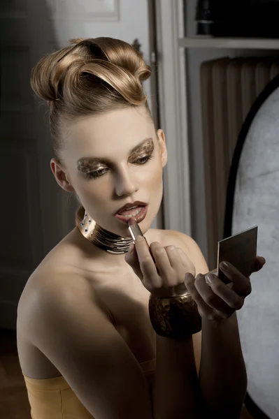 La chica de la moda aplicando lápiz labial — Foto de Stock