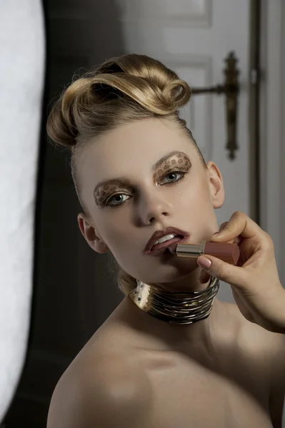 La chica de la moda de maquillaje de leopardo — Foto de Stock