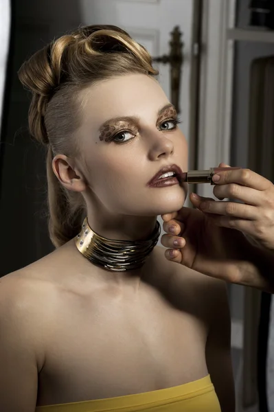 A senhora de maquiagem de moda — Fotografia de Stock