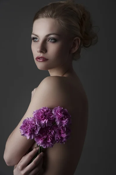 Lage belangrijke meisje portret met bloem — Stockfoto