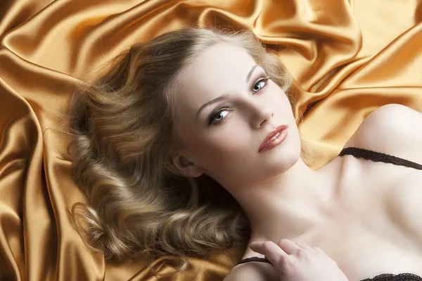 Porträtt av blond kvinna om hon ser i linsen — Stockfoto