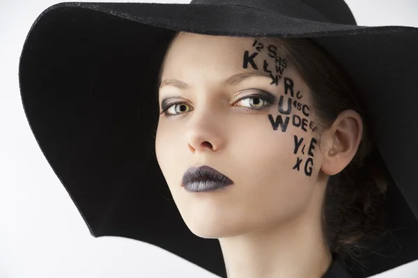 Der Buchstabe auf dem Gesicht kreatives Make-up Mädchen, Nahaufnahme Porträt — Stockfoto