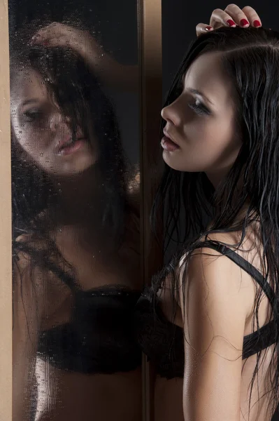 Menina sexy em roupa interior ao lado de um espelho — Fotografia de Stock