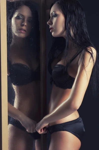 Sexig dam underkläder till spegeln — Stockfoto