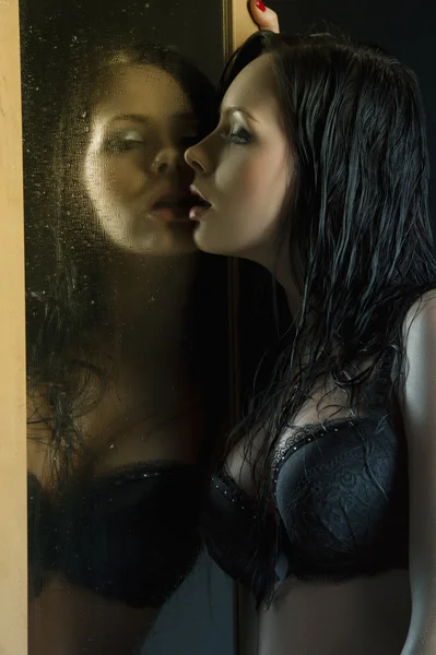 Sexy Frau in Unterwäsche in den Spiegel — Stockfoto