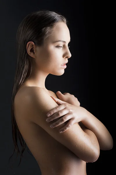 Menina de beleza com a pele molhada virou no perfil — Fotografia de Stock