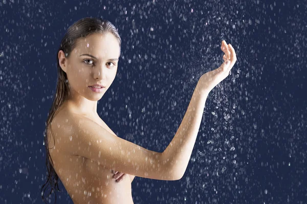 Красуня дівчина з мокрою шкірою з піднятою рукою — стокове фото
