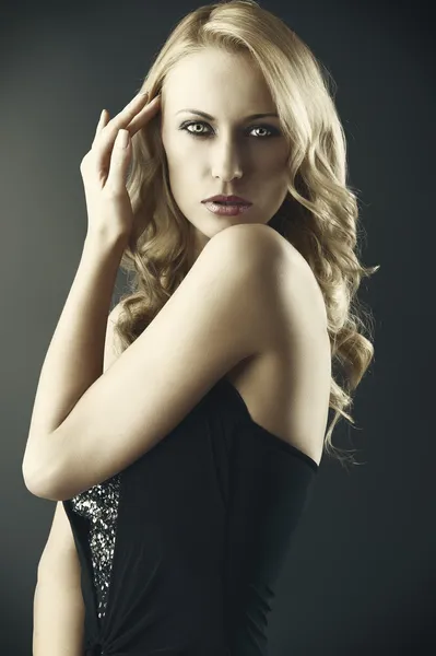 Sexy blonde Frau mit Hand in der Nähe der Haare — Stockfoto