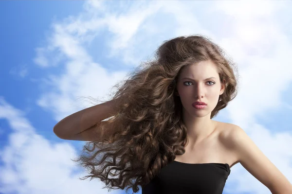 Brunetka z kreatywnych fryzurę w niebo — Zdjęcie stockowe