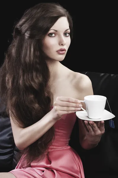 Sofisticato tè lady drinkig, lei prende una tazza di tè con entrambi — Foto Stock