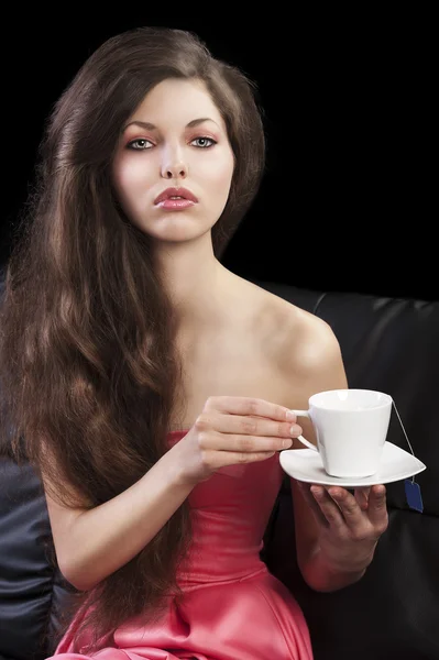 Sofisticado chá lady drinkig, ela olha para a lente e tak — Fotografia de Stock