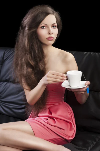 Wyrafinowane pani drinkig herbaty, ona ma kubek z obu dłoni — Zdjęcie stockowe
