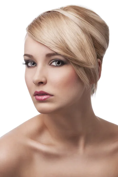 Blondes junges Mädchen mit stylischem, dreiviertel gedrehtem Gesicht — Stockfoto