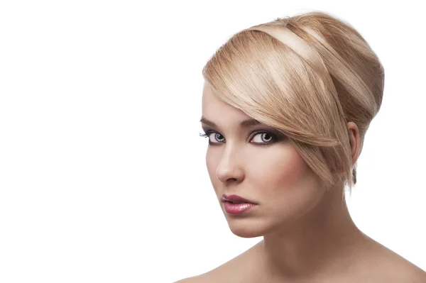 Blond meisje met stijlvolle, haar gezicht is gedraaid driekwart — Stockfoto